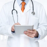 Arzt überprüft Informationen